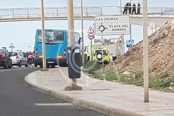 Caída de cascotes del puente elevado sobre el vial costero que está próximo al acceso a Playa del Hombre/TA.
